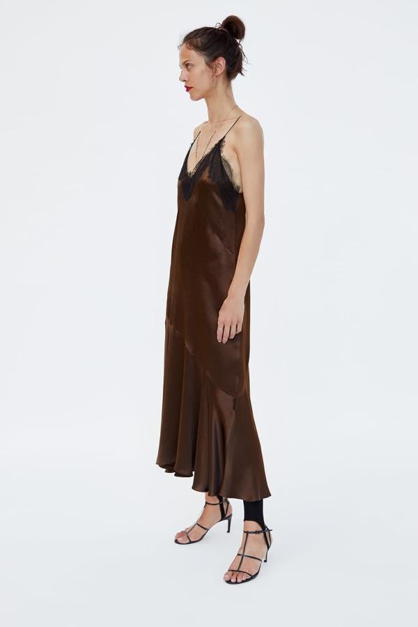 Este 'slip dress' (49.95 euros) lleva siendo uno de nuestros favoritos de Zara unos meses, y como sigue disponible, nos parece una opción perfecta para las invitadas más sexys de la boda de Marta Orteha.