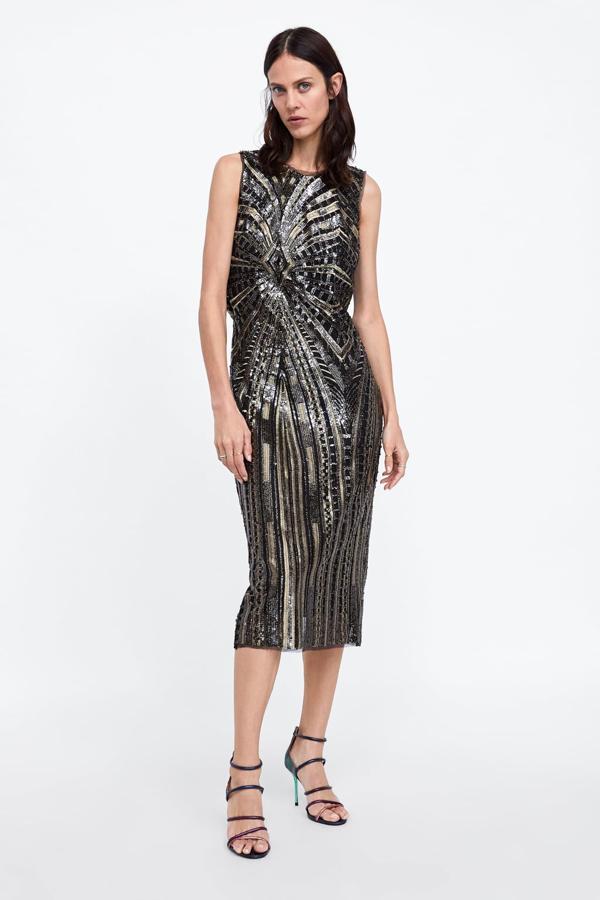 Las lentejuelas se adueñan de los looks de invitada esta temporada, y no nos extrañaría ver a alguna invitada con este vestido de Zara (59.95 euros).