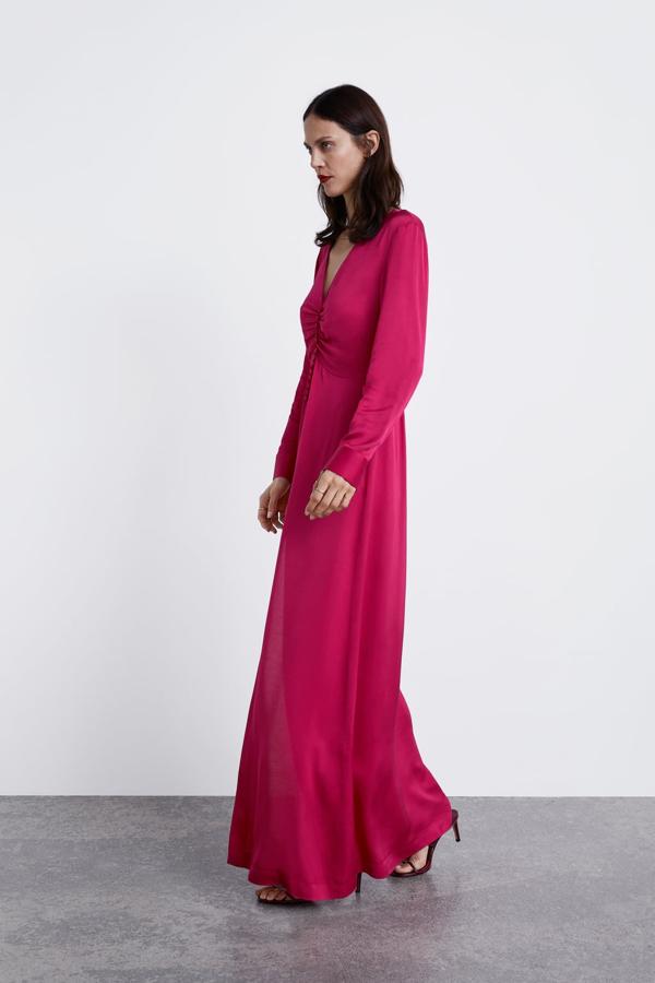 Sencillo y súper elegante, este vestido de satén fucsia con botones en el escote es de lo más favorecedor, y cuesta 69.95 euros.