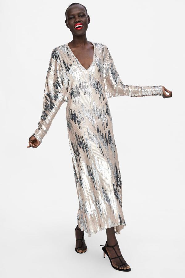 Otra versión que nos encanta para invitadas que quieran brillar con luz propia es es este vestido de Zara, que también cuesta 69.95 euros.