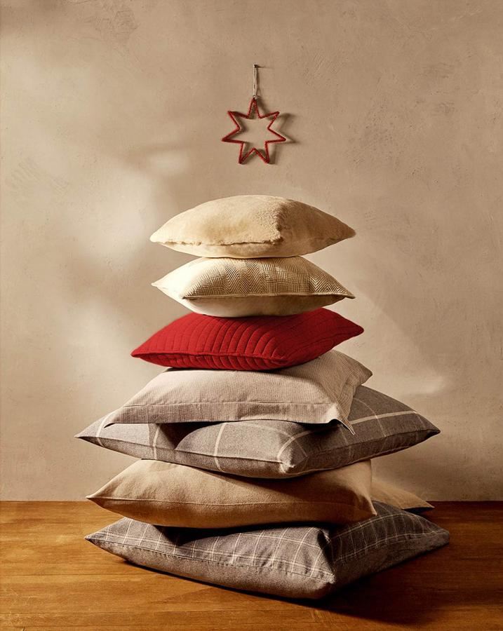 ¿No os parece genial este 'árbol de Navidad' creado con cojines y rematado con una estrella? Cada cojín cuesta en Zara Home 19.95 euros, y el adorno, 5.95 euros.