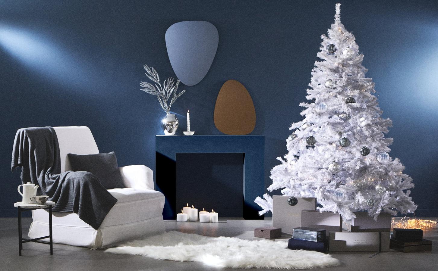 La estética nórdica se adueña de nuestro hogar también en Navidad para crear espacios 'hygge' con un árbol blanco y adornos en tonos plata. ¡No puede ser más elegante!