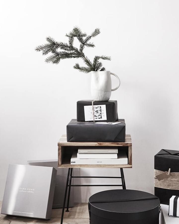 Haznos caso, cualquier rincón de tu casa, por pequeño que sea, puede tener un árbol de Navidad. Este lo han creado en Zara Home colocando paquetes sobre una mesita rústica (99.90 euros) y lo rematan con una pequeña planta natural.