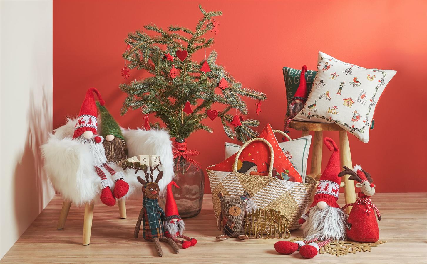 Para el dormitorio de los niños, apuesta por los tonos alegres para decorar el árbol de Navidad: no hace falta un abeto gigante, unas ramas en una vasija y muchos adornos, y tendrán su rincón navideño para recoger sus juguetes por Papá Noel y Reyes.