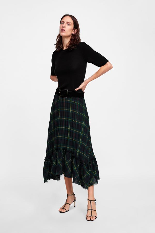 Una buena opción para invertir en el Black Friday es una prenda de  estampado tartán  (39,95 euros antes del Black Friday).