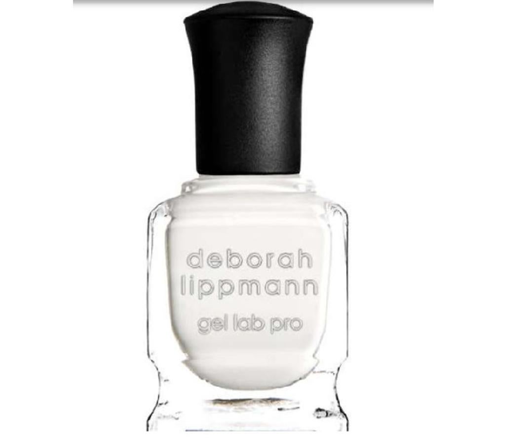 Este esmalte de uñas blanco cuenta con una fórmula de doble patentado que incorpora diez ingredientes activos, incluyendo onagra, queratina, biotina y fibras de seda para mejorar el brillo. (20,95 €).