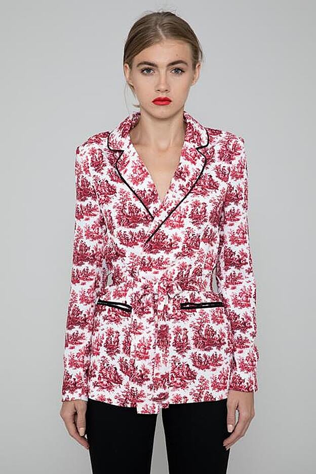 Blazer con cinturón y estampada, 89,99 euros.