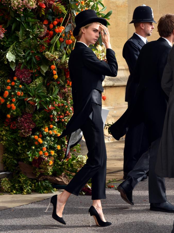 Con la boca abierta. Así nos dejó (a nosotras y a medio mundo) Cara Delevingne cuando apareció en la boda de Eugenia de York con un esmoquin. Esto sí que es tener estilo. ¿Te atreverías a copiarle la idea?