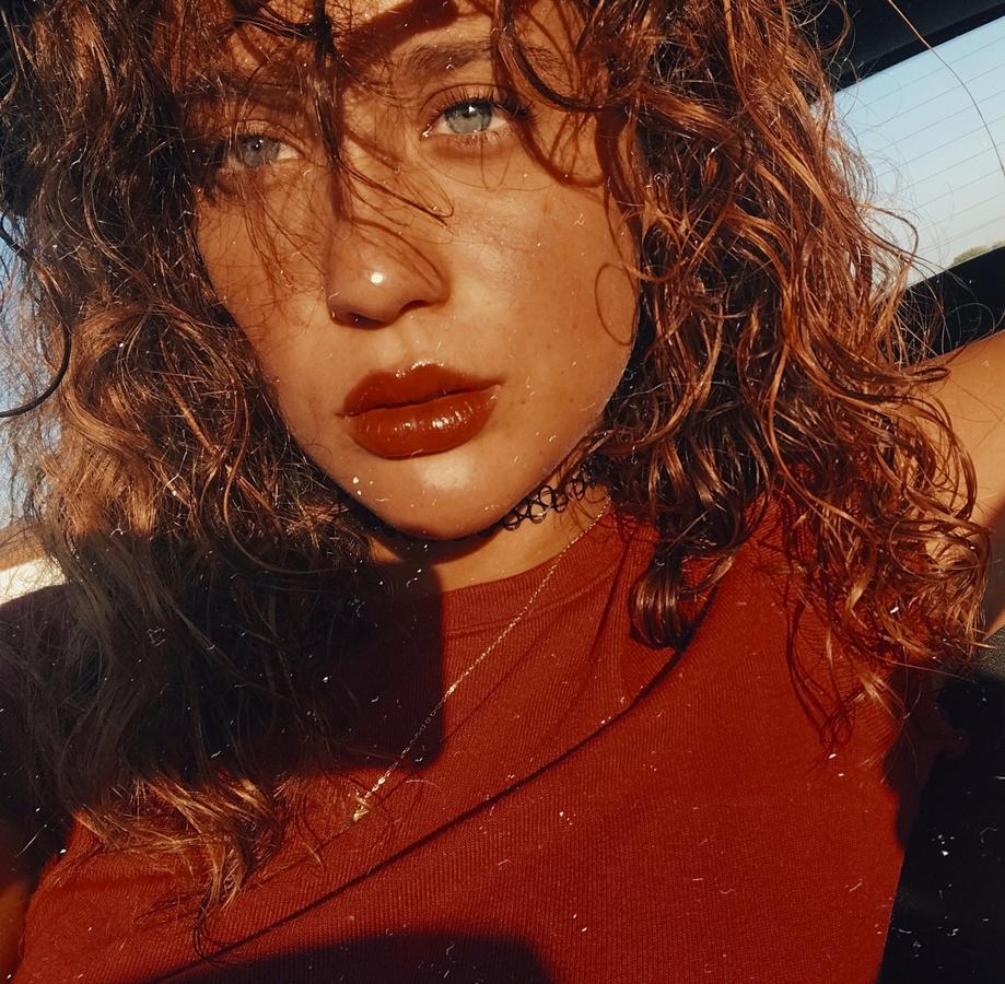 Otra de las zonas de su rostro que más le gusta destacar son sus labios. En este caso un ligero tono anaranjado con un toque de brillo es más que suficiente para conseguir intensificarlos.