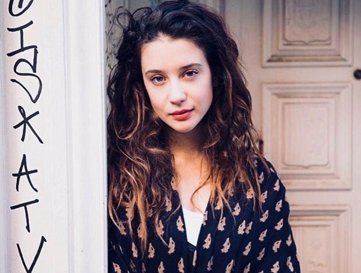 Otro de sus trucos es aportar blush en el pómulo y en los labios. Un detalle capaz de aportar salud al rostro y a la vez disimular el cansancio.