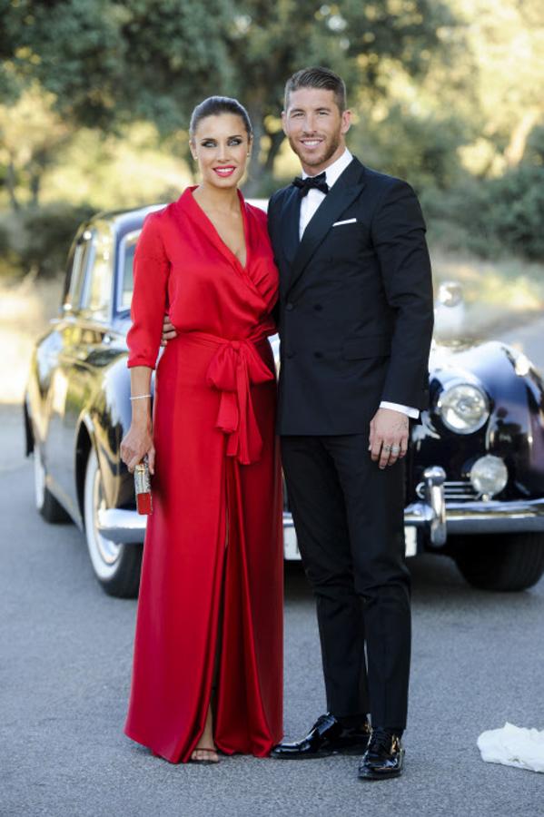 El rojo también le sienta bien a Pilar. No hay más que ver que estaba muy elegante con este vestido largo de raso en la boda del hermano de Sergio Ramos.