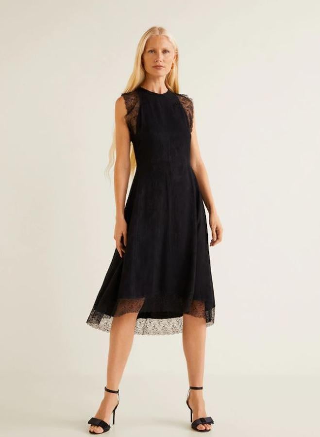 Elegante y atemporal, este LBD con detalles de encaje es un básico que no puede faltar en tu fondo de armario. Su precio en Mango, antes de las rebajas del Black Friday, es de 59.99 euros.