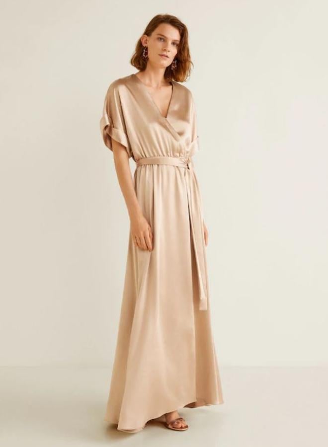 Perfecto para tu próxima fiesta de noche, este delicado vestido de satén nude es pura delicadeza. Su precio en Mango, antes de las rebajas del Black Friday, es de 59.99 euros.