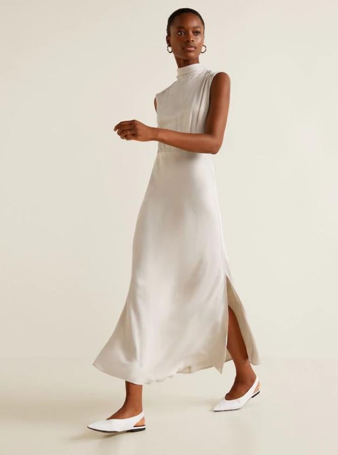 ¿Os imagináis casándoos con un vestido lencero de satén en blanco roto tan bonito como este? ¡Este diseño nos encanta para novias atrevidas de día! Su precio en Mango, antes de las rebajas del Black Friday, es de 79.99 euros.