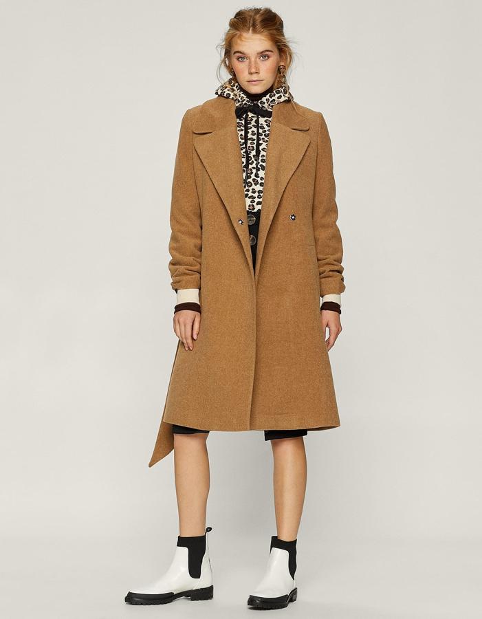 Con solapas y cinturón (59,99 euros).