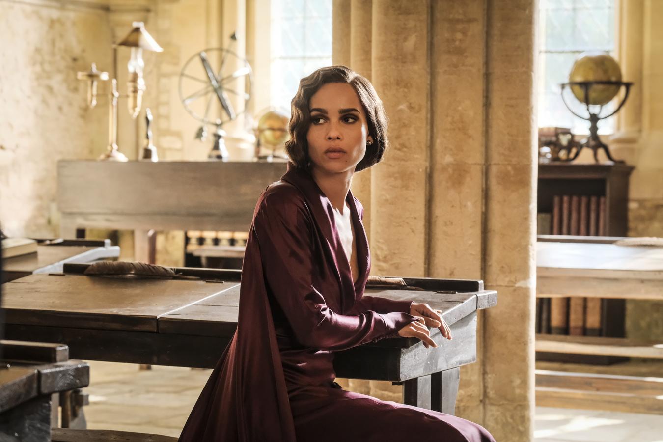 Zoë Kravitz encarna a Leta, miembro de la tenebrosa familia Lestrange, lo que la convierte, probablemente, en tía bisabuela política de la zumbadísima Bellatrix Lestrange. Pero Leta tiene muchos más claroscuros que el personaje que encarnó Helena Bonham Carter en la saga 'Harry Potter', y una de las grandes incógnitas de esta película es qué bando escogerá. Al fin y al cabo, los Lestrange son una de las 28 familias de sangre pura que quedan, palabra de  J.K. Rowling . Amiga de la infancia de Newt (y, por cierto, responsable del incidente que hizo que expulsaran a este de Hogwarts), se reencuentra con él en París, y no se trata de una reunión precisamente cómoda: ella está prometida al hermano de Newt, Theseus. ¿Saltarán chispas entre ellos? Para nota: en realidad, ya vimos a Leta en la primera película de la saga, en una fotografía que atesoraba Newt en el universo expandido de su famosa maleta.
