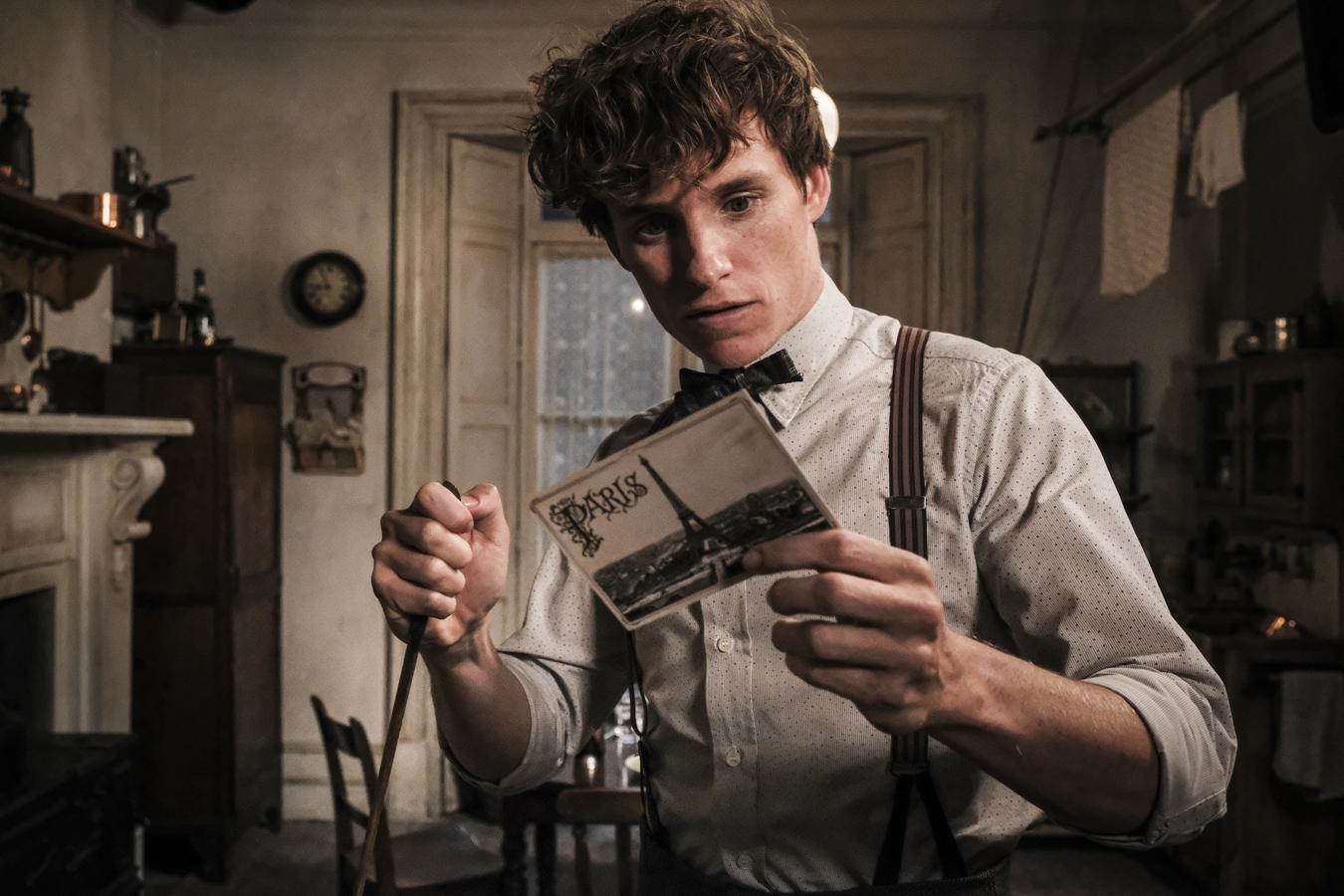 “Nunca has conocido a un monstruo al que no pudieras amar”, le dice Leta Lestrange a nuestro magozoólogo preferido. Y esa bondad esencial es lo que le convierte en un personaje tan adorable. Tras su aventura americana, Scamander (Eddie Redmayne) ha logrado cierto prestigio gracias a su libro ‘Animales fantásticos y dónde encontrarlos’. Pero su vida no va a volverse más tranquila. Albus Dumbledore le espera con una misión: encontrar al mago oscuro Gellert Grindelwald e impedir que empiece una guerra para someter a los 'muggles' del mundo.