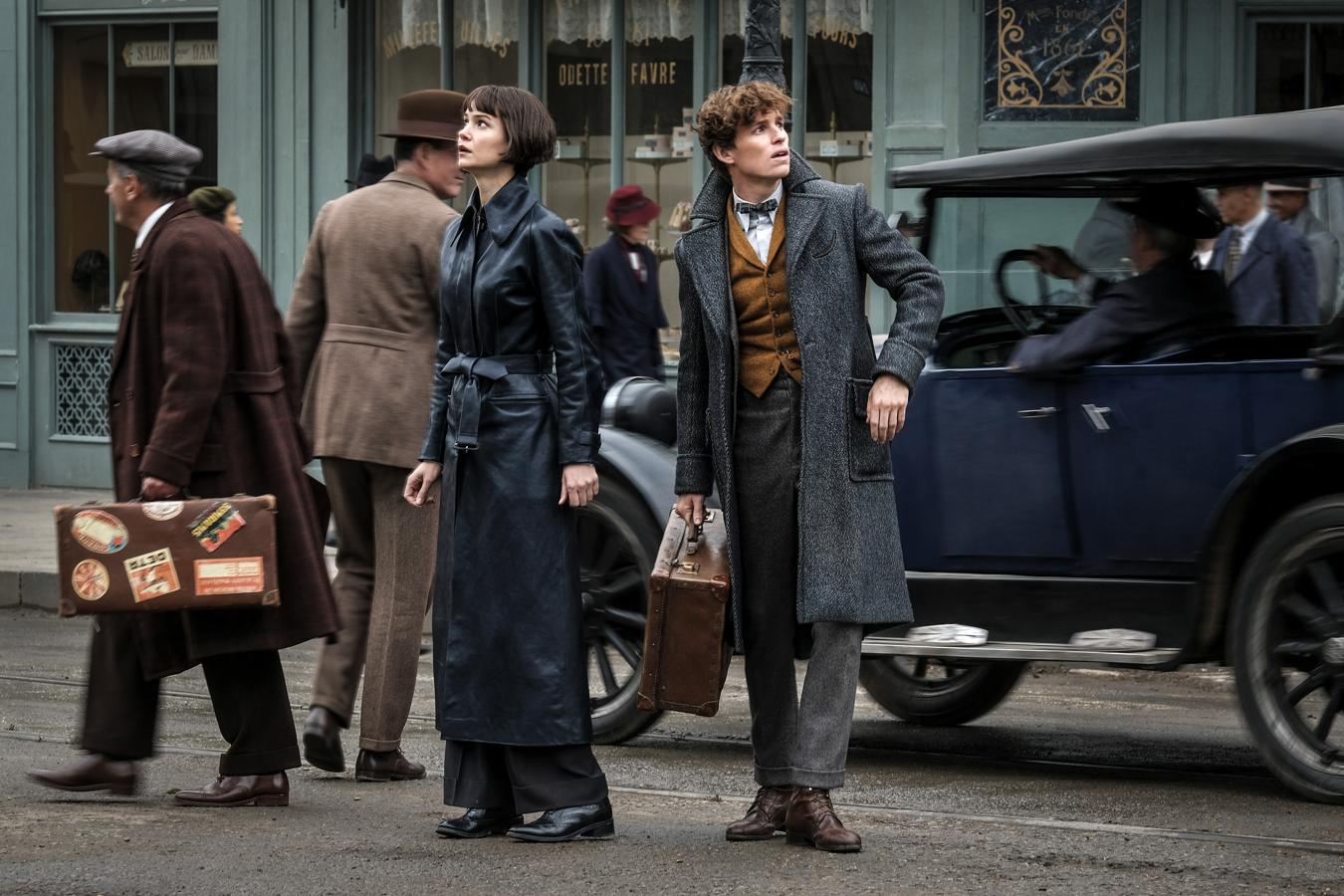 "Si quieres llegar rápido, ve solo; si quieres llegar lejos, ve acompañado". Y Newt tiene los mejores compañeros de viaje posibles. Las brujas Tina y Queenie y el 'muggle' Jacob (Katherine Waterston, Alison Sudol y Dan Fogler, respectivamente) vuelven a unir fuerzas ante la amenaza de Gellert Grindelwald. Además, puede que en el liberal París Queenie y Jacob pueran dar rienda suelta a su romance, prohibido por las autoridades mágicas estadounienses.