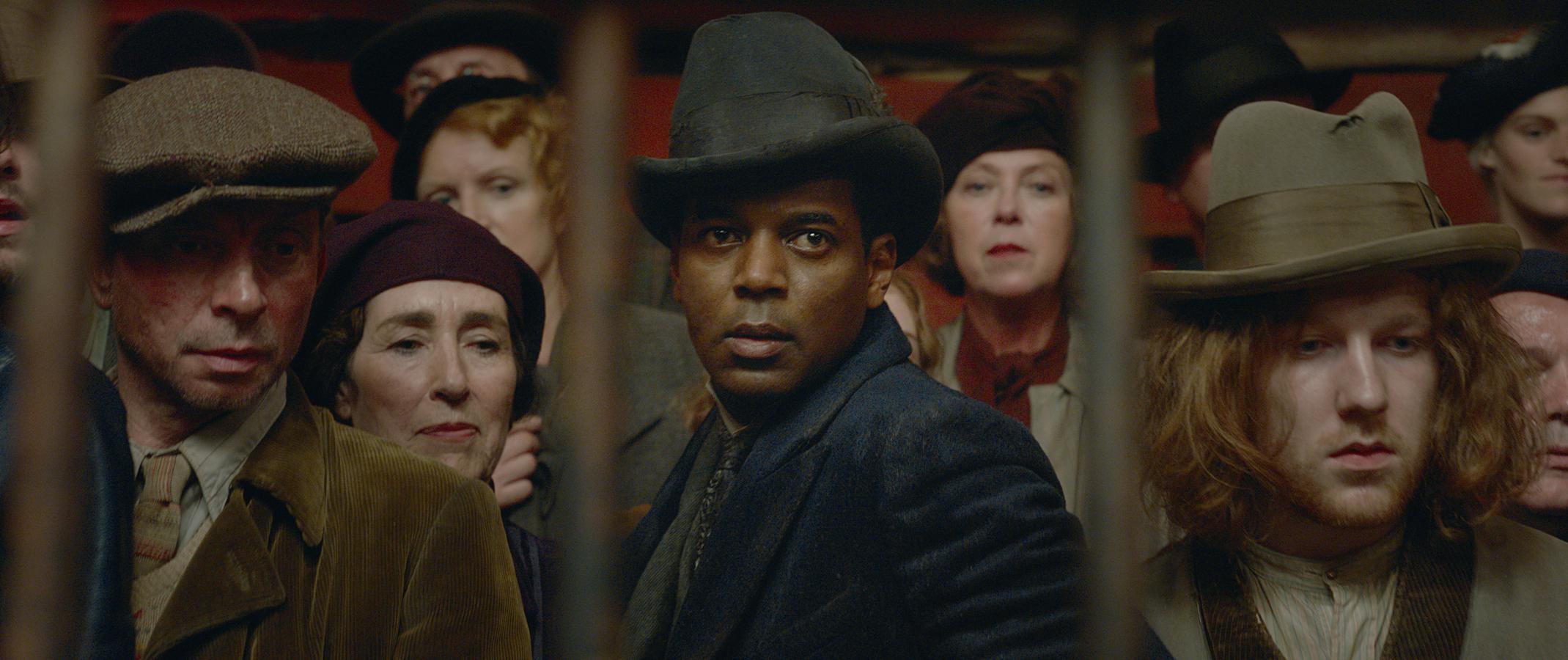 William Nadylam encarna a este mago francoafricano del que apenas tenemos un par de datos: es hermanastro de Leta, asegura ser el último representante masculino de su familia de sangre pura y anda a la caza de nuestro viejo amigo Credence (¿otro pariente perdido?). Es más, ha hecho el juramento inquebrantable de que lo atrapará. Y eso significa, en términos de contrato mágico, que morirá si fracasa.