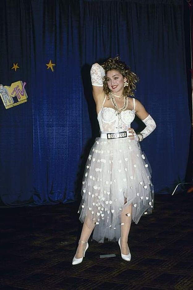 Madonna acudía con este look a la entrega de los MTV Video Music Awards en el año 1984.