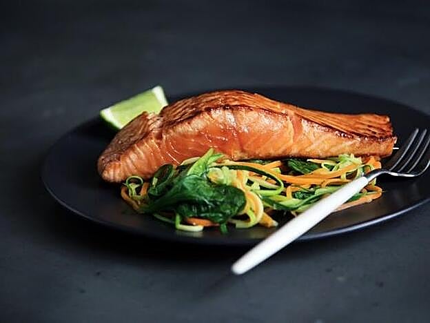 Alimentos para perder peso: plato de salmón con verduras