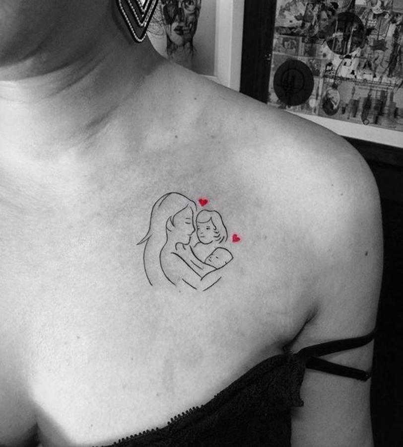 Uno de los tatuajes más explícitos que encontrarás en nuestra galería. Esta imagen de una madre con sus dos hijos es una gran muestra de la maternidad.