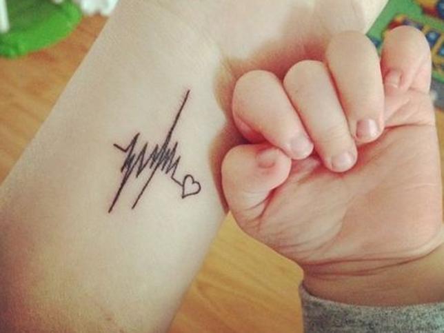 Uno de los tatuajes más bonitos que hemos visto. Una pequeña muestra del electrocardiograma de tu bebé con un corazón al final.