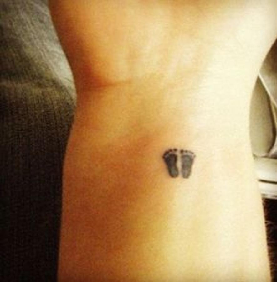 Uno de los símbolos que son más genéricos pero que identifica a la perfección lo que queremos mostrar. Las huellas de tu bebé. Incluso puedes lanzarte y hacerlas a tamño natural cuando en sus primeros días de vida, ¿te gusta?