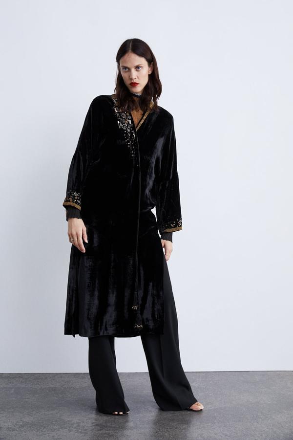 Este kimono joya en terciopelo negro se convertirá en el protagonista de tus looks de noche este invierno. Su precio en Zara antes de las rebajas del Black Friday es de 99.95 euros.