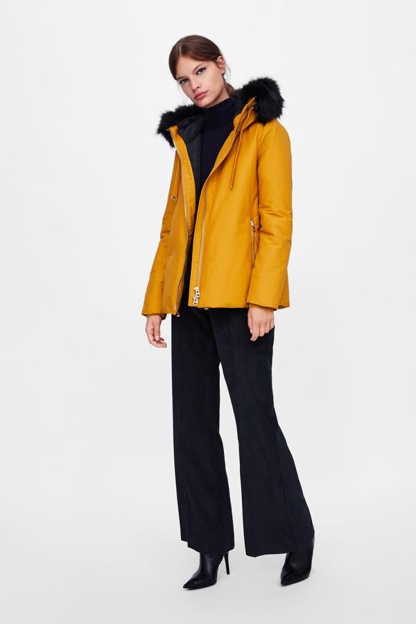 Los plumas han vuelto a ponerse de moda, y a nosotras nos encanta este en un llamativo amarillo mostaza. Su precio en Zara antes de las rebajas del Black Friday es de 59.95 euros.