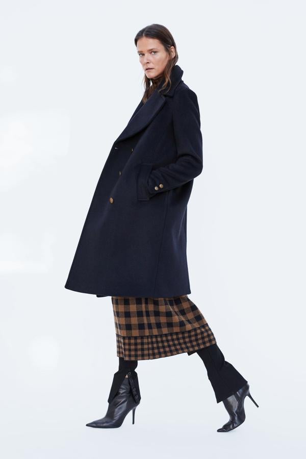 Un maxi abrigo de paño azul marino como este no puede faltar en tu fondo de armario de invierno. Su precio en Zara antes de las rebajas del Black Friday es de 79.95 euros.