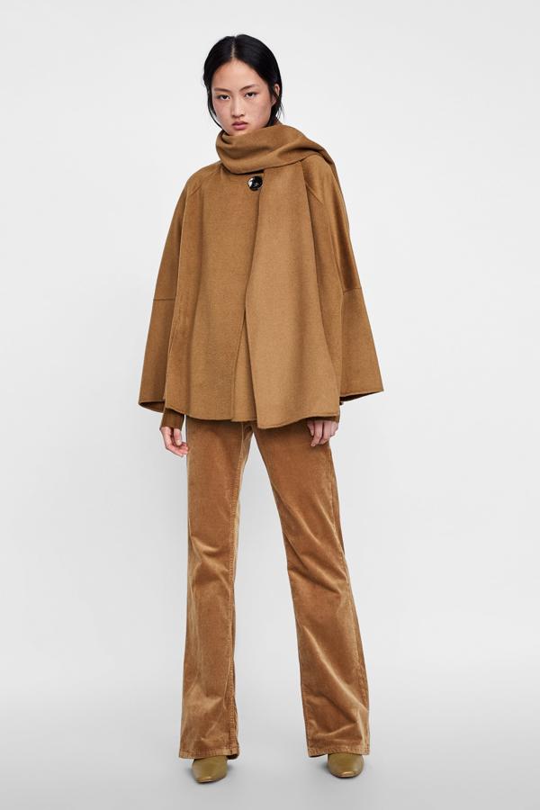 Esta capa cámel será tu mejor aliada para los looks de fin de semana. Su precio en Zara antes de las rebajas del Black Friday es de 89.95 euros.