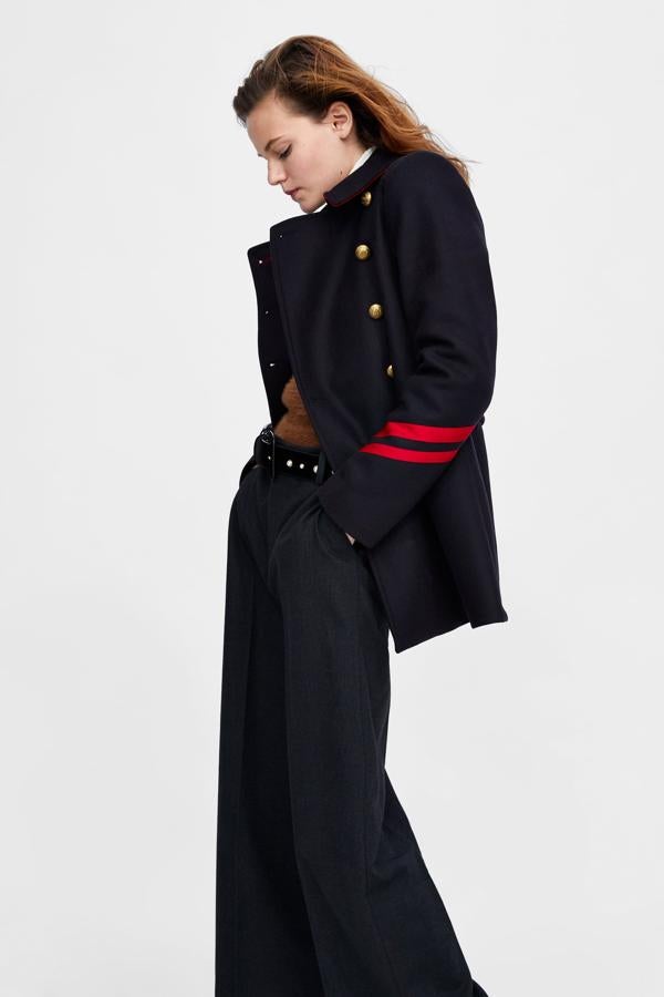 Otro de nuestros flechazos en la sección de abrigos ha sido con este de estilo militar. Su precio en Zara antes de las rebajas del Black Friday es de 89.95 euros.