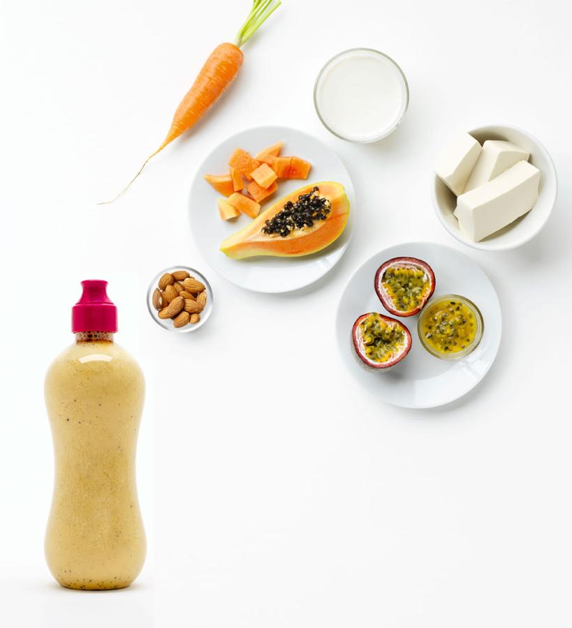 Esta combinación de proteínas, vitaminas y hierro (gracias al maracuyá) te pone a tono para enfrentarte a los entrenamientos de fuerza. Para hacerlo necesitas 240 ml de almendras, 70 g de papaya, 2 maracuyás, 1 zanahoria, 130 g de tofu y 1 cucharada sopera de almendras crudas.