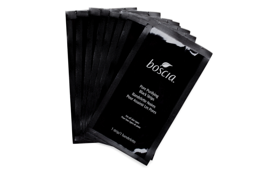 Esta es una tira de poros que cuenta con carbón activado para purificar y desintoxicar la piel. Con su aplicación, se regula el exceso de aceite y reduce y prevenir las espinillas negras. Cajas con 6 unidades. (18,50 €). En tiendas Sephora