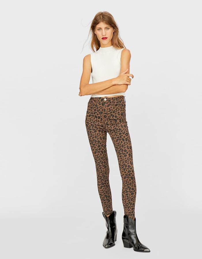 Y sí, también hemos caído en la tentación de las botas 'cowboy', las favoritas de las famosas... Su precio en Stradivarius antes de las rebajas del Black Friday es de 49.99 euros.