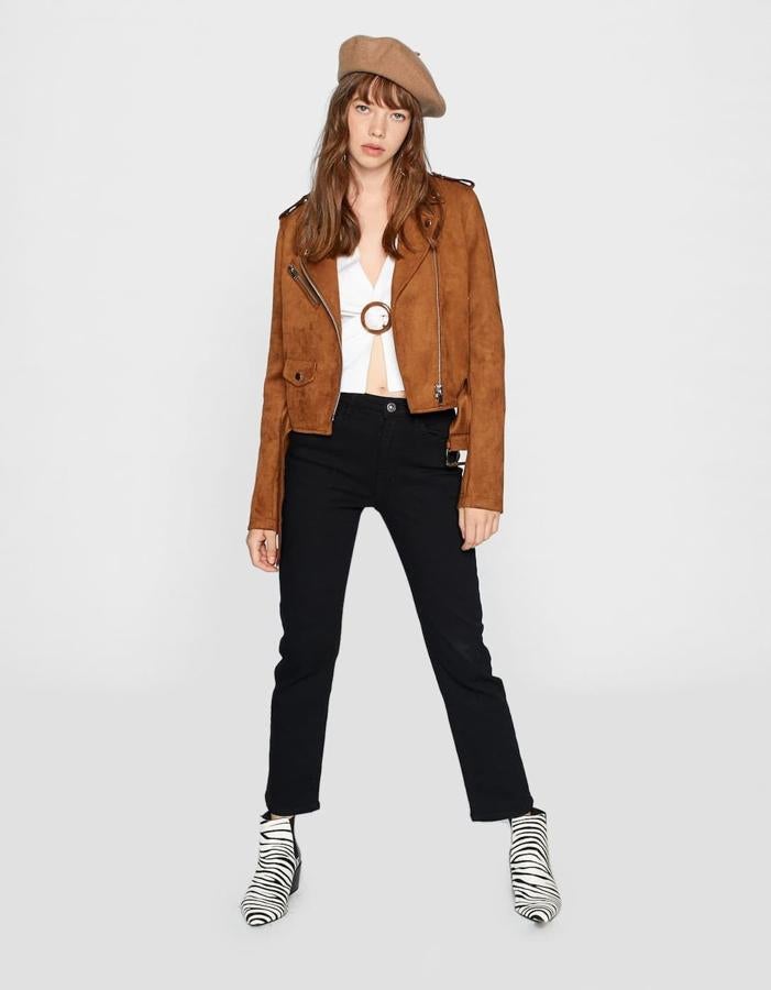 El 'animal print' es la tendencia con mayúsculas de la temporada. Y nos encantan estos atrevidos botines con estampado de cebra. Su precio en Stradivarius antes de las rebajas del Black Friday es de 55.99 euros.