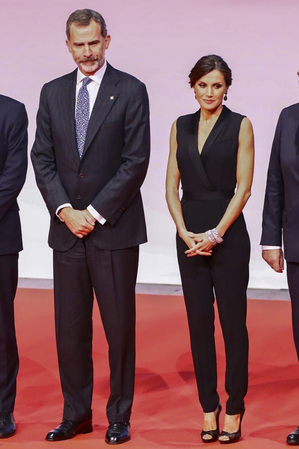 Impecable de negro, la Reina recuperó de su armario  un mono de inspiración esmoquin de Hugo Boss  con el que demostró que un look de noche con pantalones puede ser mucho más elegante y acertado que cualquier vestido de fiesta.
