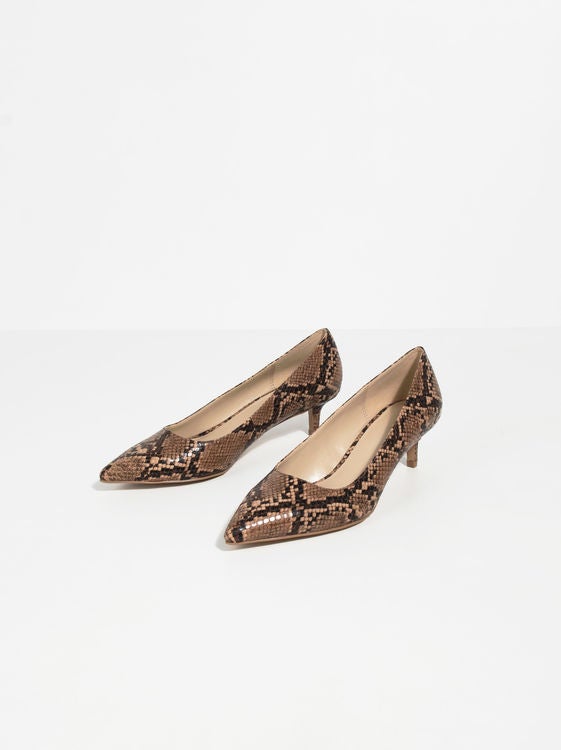Zapatos con tacón y estampado de serpiente de Parfois: 25,95 euros.