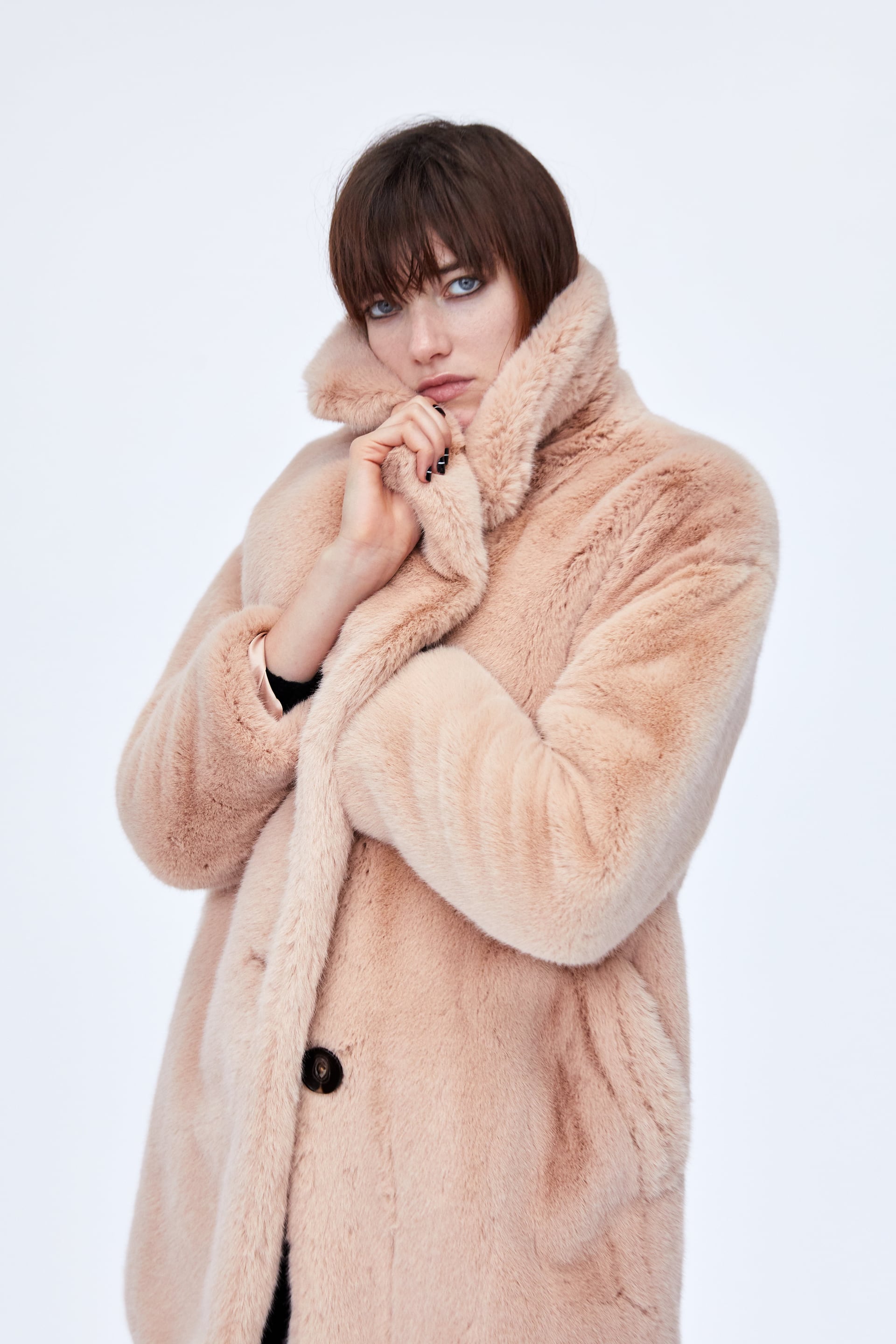 Abrigo ‘peluche’ con cuello y solapas de Mango: 89,95 euros.