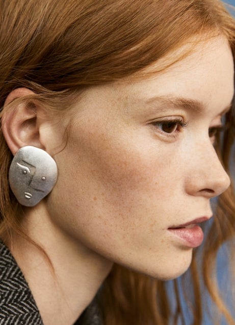 Pendientes con forma de cara: 9,99 euros en Mango.