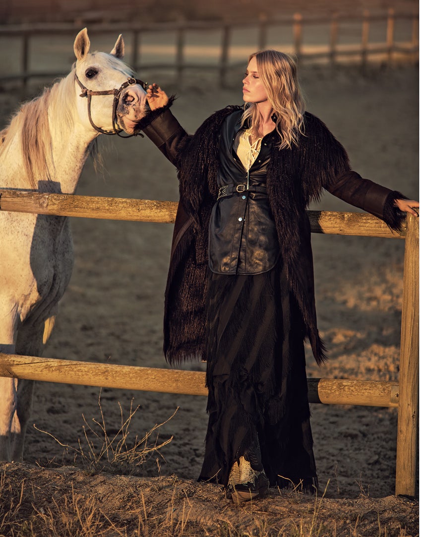 Abrigo de Adolfo Domínguez; camisa de cuero, de Maje; camisa blanca de Uterqüe; falda de Amitie para El Corte Inglés; y cinturón de IKKS.