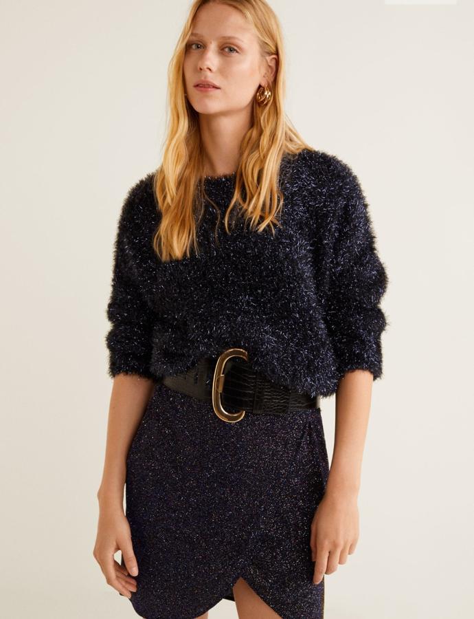 Prenda con tejido en acabado metálico, manga larga y cuello cerrado y manga corta, 35,99 euros.