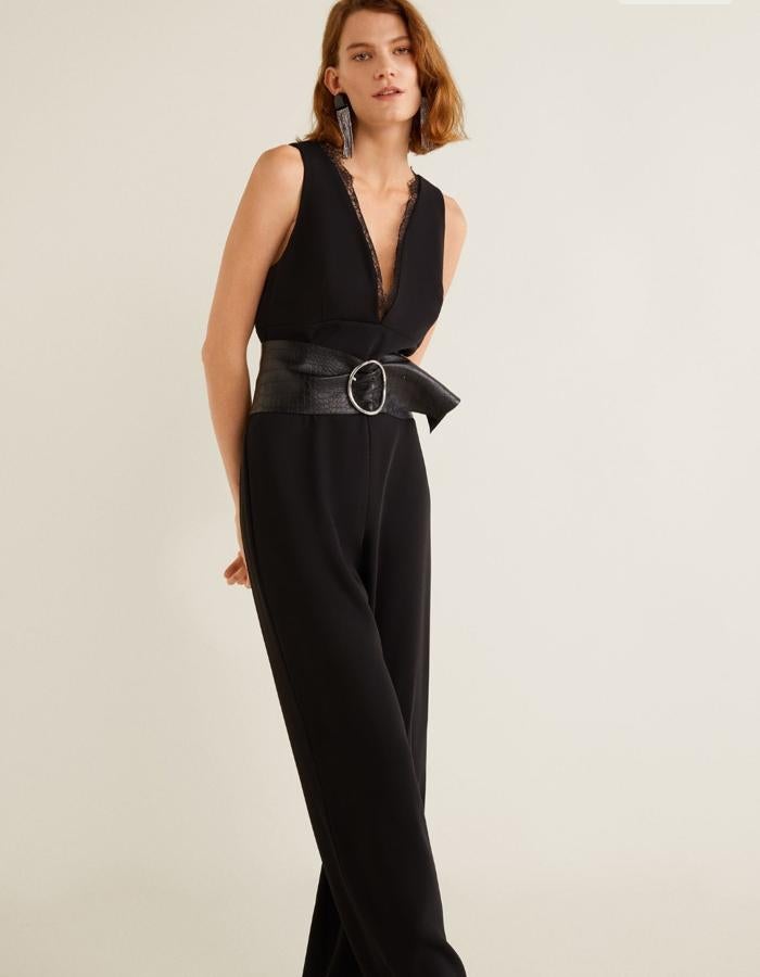 Mono con tejido satinado, ribetes de encaje y cierre oculto en la parte posterior, 59,99 euros.