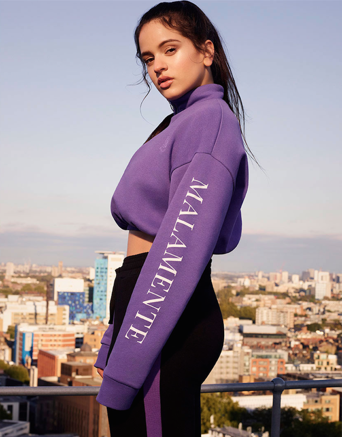 Puede que esta sea la prenda que más nos gusta de toda la colección: el color es fantástico y lleva el título de su gran hit, “Malamente”, en la manga. Por fin un diseño a la altura del “merchandising” de las estrellas globales como Rihanna o Ariana Grande. Precio: 22,99 euros.