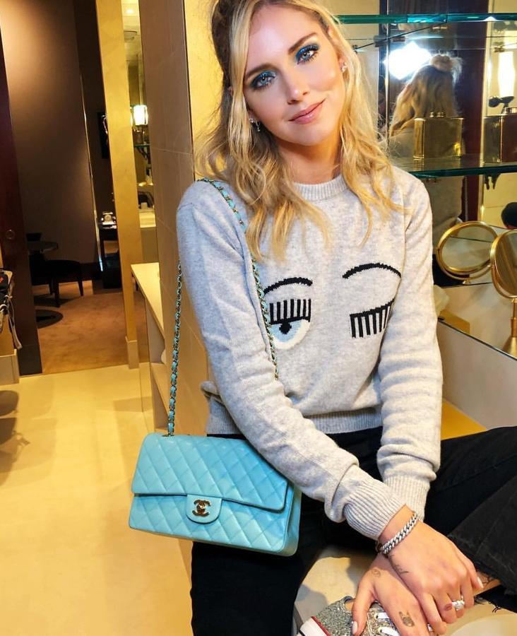 Chiara Ferragni opta por uno de los peinados de la temporada: el moño con la mitad del cabello suelto. Un peinado súper práctico al que añade detalles con ondas y mechones sueltos para darle un toque más chic.