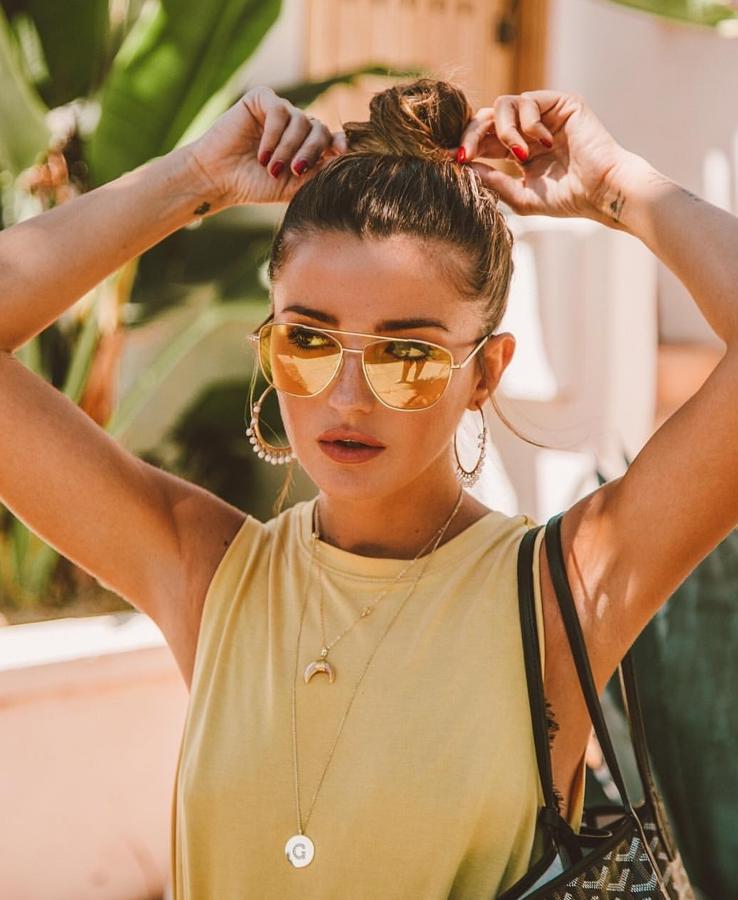 Alexandra Pereira opta por el moño alto súper peinado. Eso sí... ¡Los mechones laterales no pueden faltar!