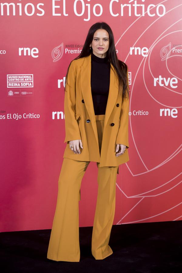 Rosalía nos sorprendió a todos con un traje de chaqueta mostaza de una tienda "low cost": Zara.