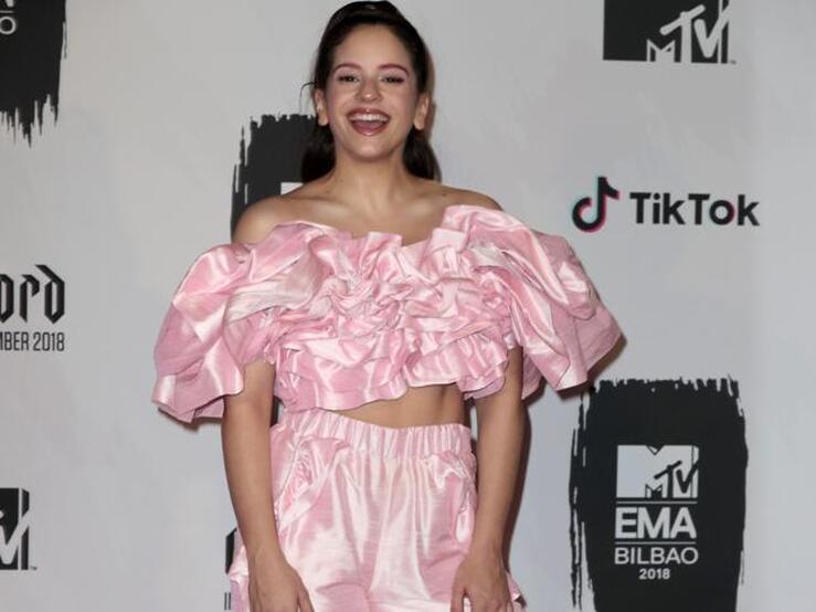 Fotos: Repasamos todos los looks de Rosalía: del chándal a los trajes de chaqueta