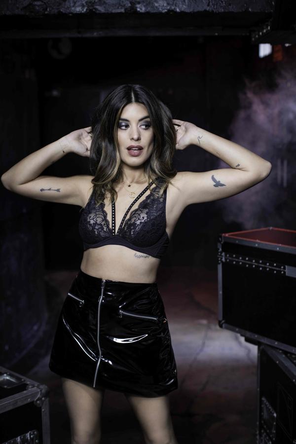 Este año, la propuesta de la firma de lencería va un paso más allá, explorando la faceta más creativa de Dulceida como DJ (falda 19,99 y sujetador modelo Paris Broadway 14,99 euros).